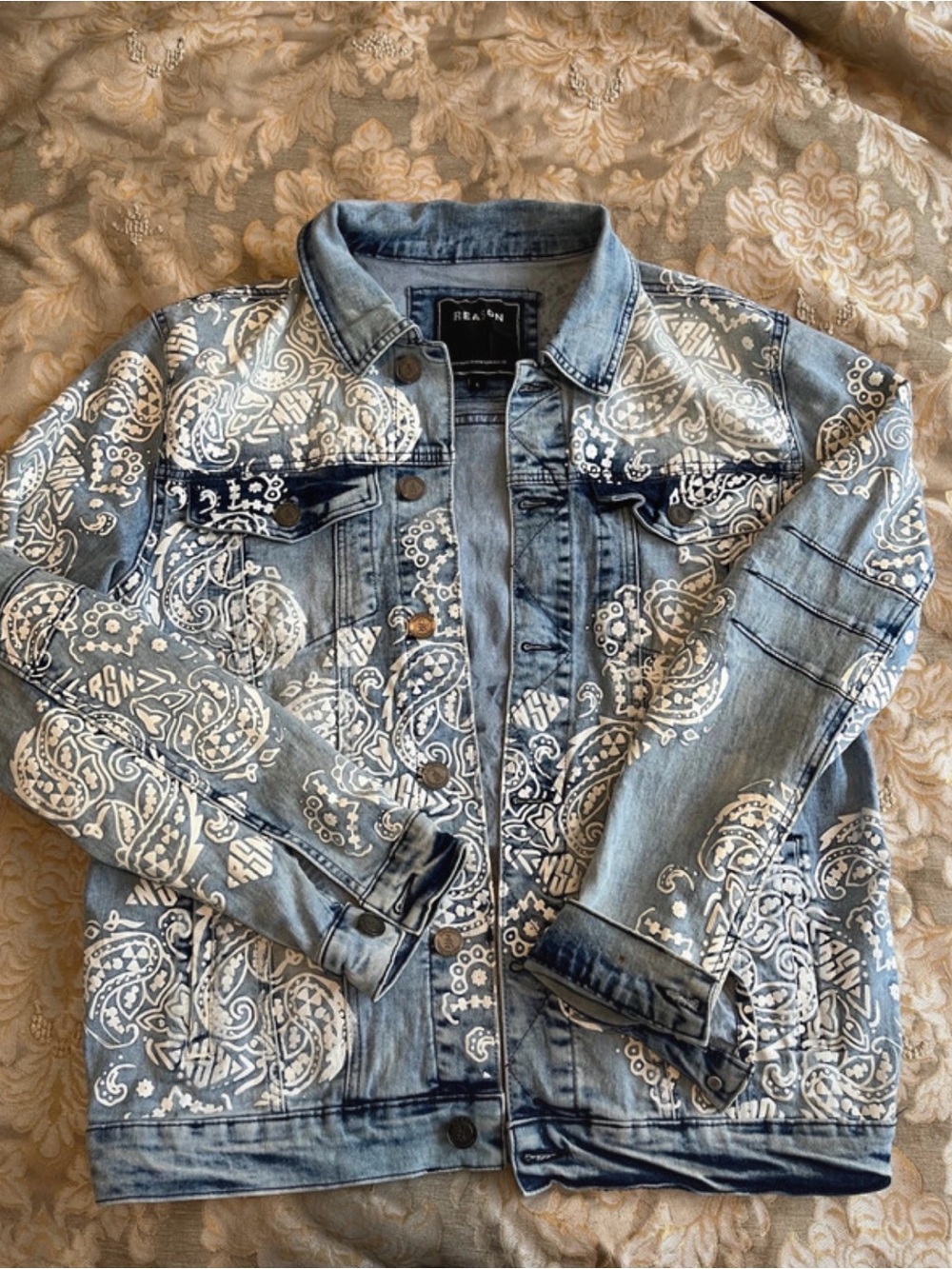 Reason Light Blue Wash Paisley Allover Print Denim Trucker Jacket Coat Sz Large - Picture 4 of 14